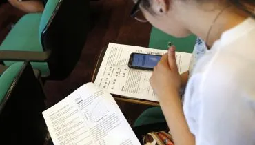 Professores e diretores afirmam que restrição melhorou a convivência e reduziu o bullying virtual; lei completou um ano em janeiro