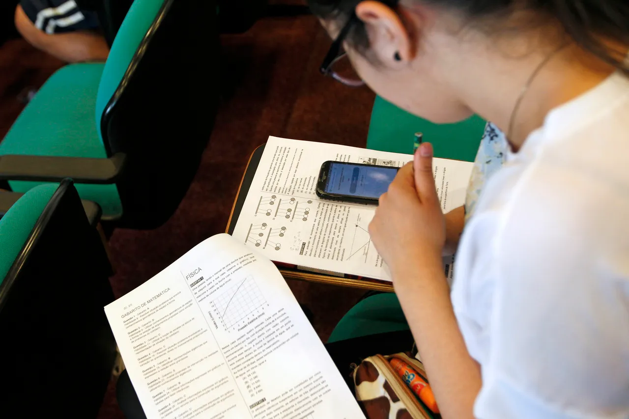 Professores e diretores afirmam que restrição melhorou a convivência e reduziu o bullying virtual; lei completou um ano em janeiro