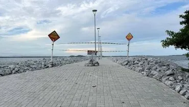 Após base da estrutura desmoronar, molhe de Pontal do Sul é interditado