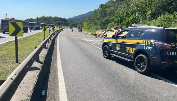 Acidente entre caminhões causa 22 km de lentidão na BR-277 rumo ao Litoral
