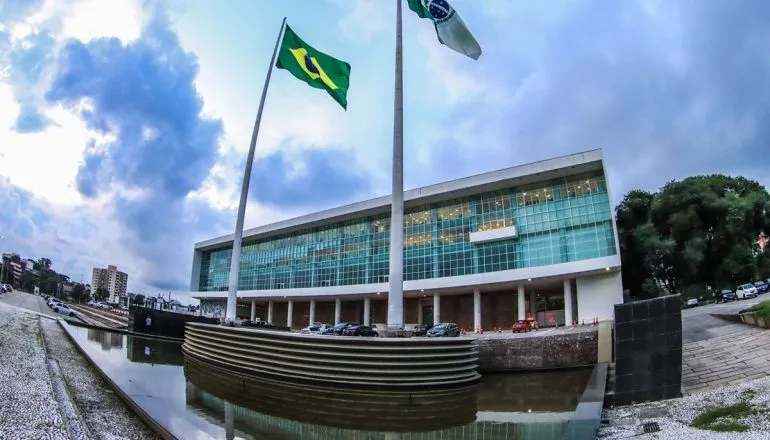 Justiça barra compra de R$ 85 milhões em robôs de combate a incêndio no Paraná