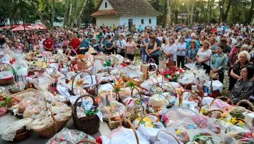 Bênção dos alimentos reúne famílias e mantém viva tradição eslava em Curitiba