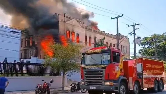 Incêndio causa destruição em prédio histórico de Paranaguá