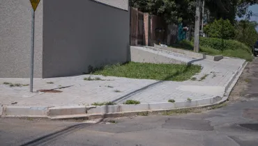 Erros na calçada podem custar caro; saiba o que a lei exige em Curitiba