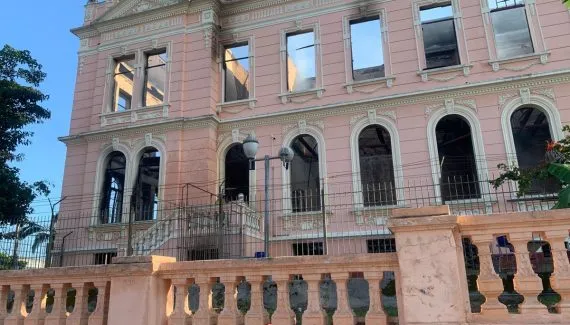 Bombeiros fazem rescaldo em prédio histórico de Paranaguá; polícia investiga incêndio