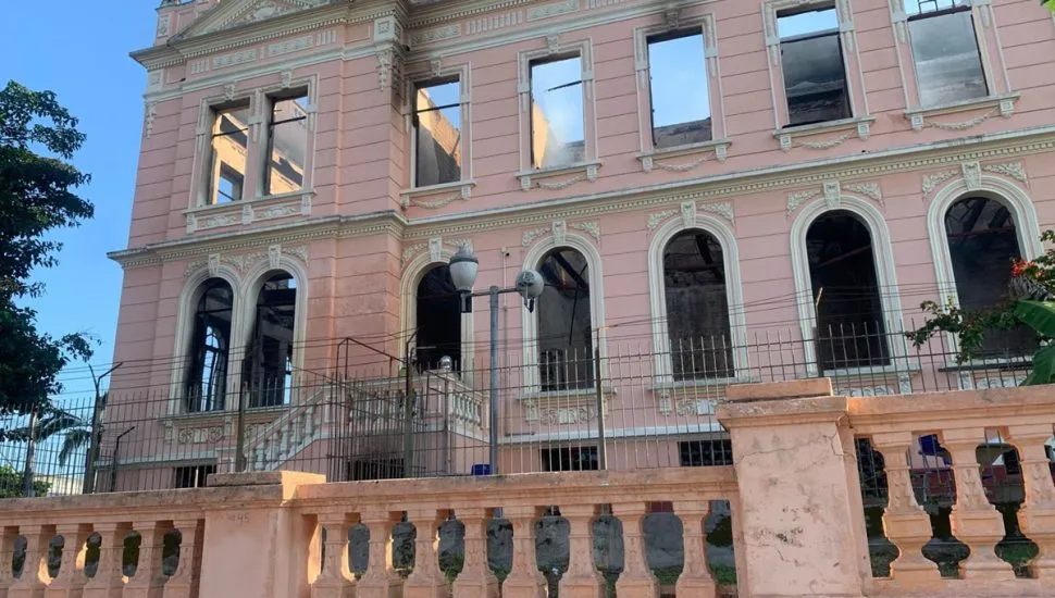 trabalho de rescaldo em prédio histórico de paranaguá continua neste domingo após incêndio