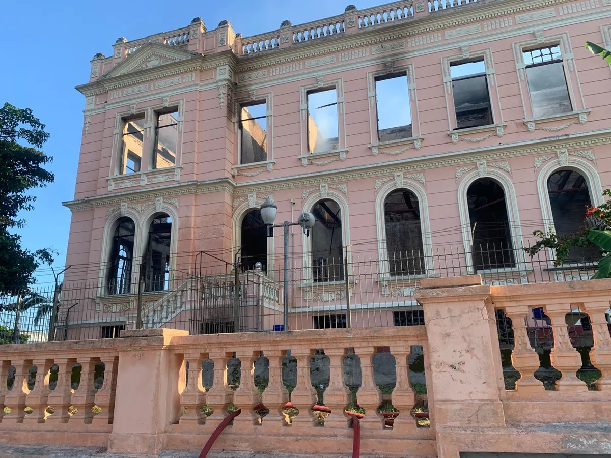 Bombeiros fazem rescaldo em prédio histórico de Paranaguá; polícia investiga incêndio