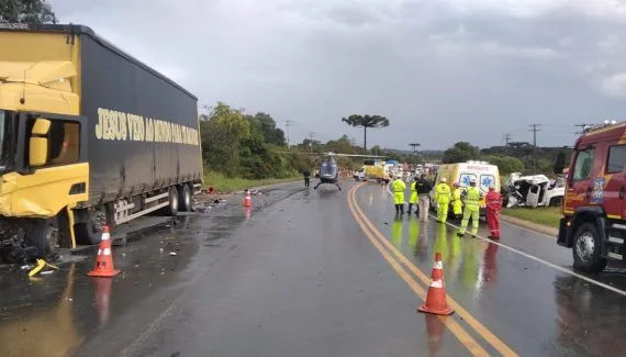 Grave acidente na BR-476 deixa cinco feridos e interdita rodovia na RMC