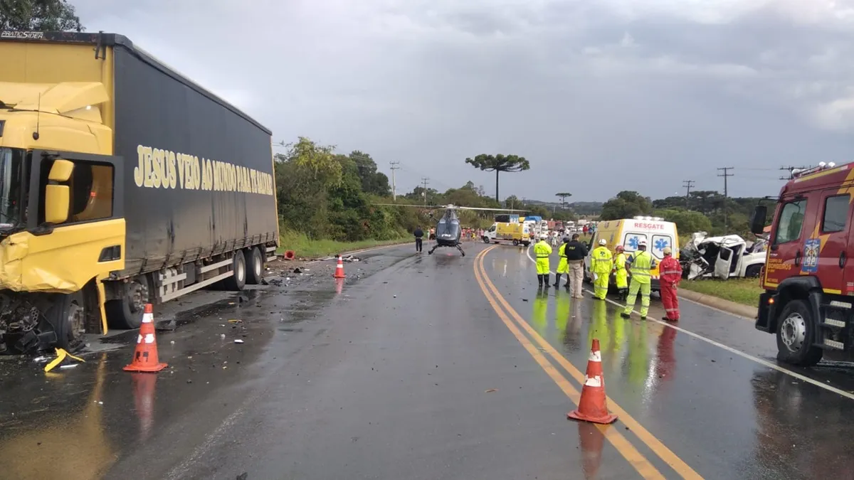 Grave acidente na BR-476 deixa cinco feridos e interdita rodovia na RMC