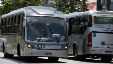 Imagem mostra dois ônibus da linha Inter 2 em Curitiba.