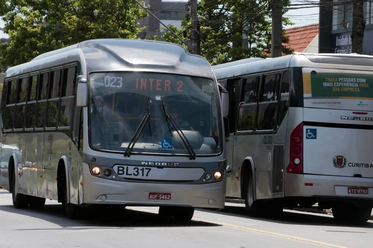 Imagem mostra dois ônibus da linha Inter 2 em Curitiba.