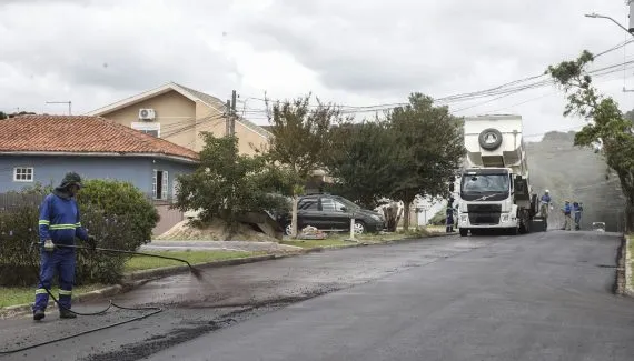 Fim do buraco? Cinco ruas tradicionais de Curitiba recebem asfalto novo