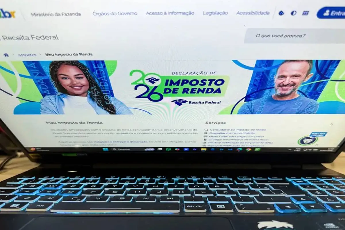Imagem mostra um computador aberto em uma tela do site da Receita Federal, com um teclado.
