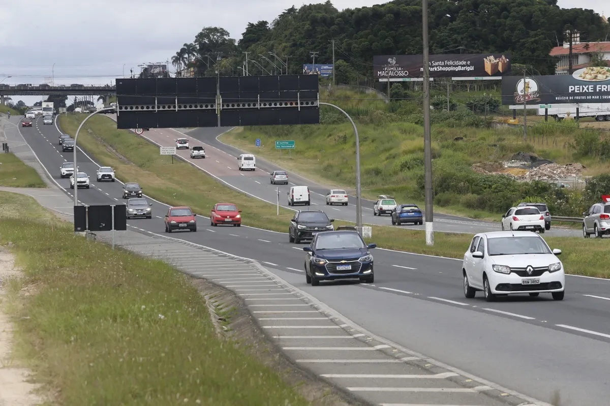 imagem mostra carros em rodovia do Paraná
