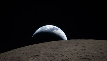 Imagem mostra a Terra se pondo no horizonte da Lua.