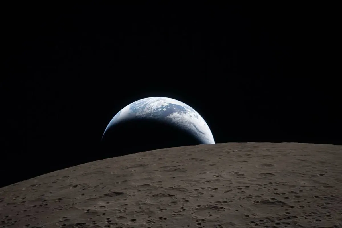Imagem mostra a Terra se pondo no horizonte da Lua.
