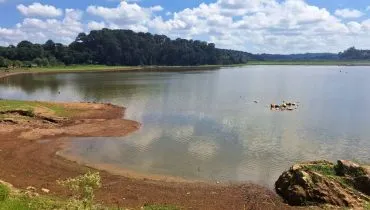Imagem mostra a Represa do Passaúna, na região de Curitiba, com baixo nível.