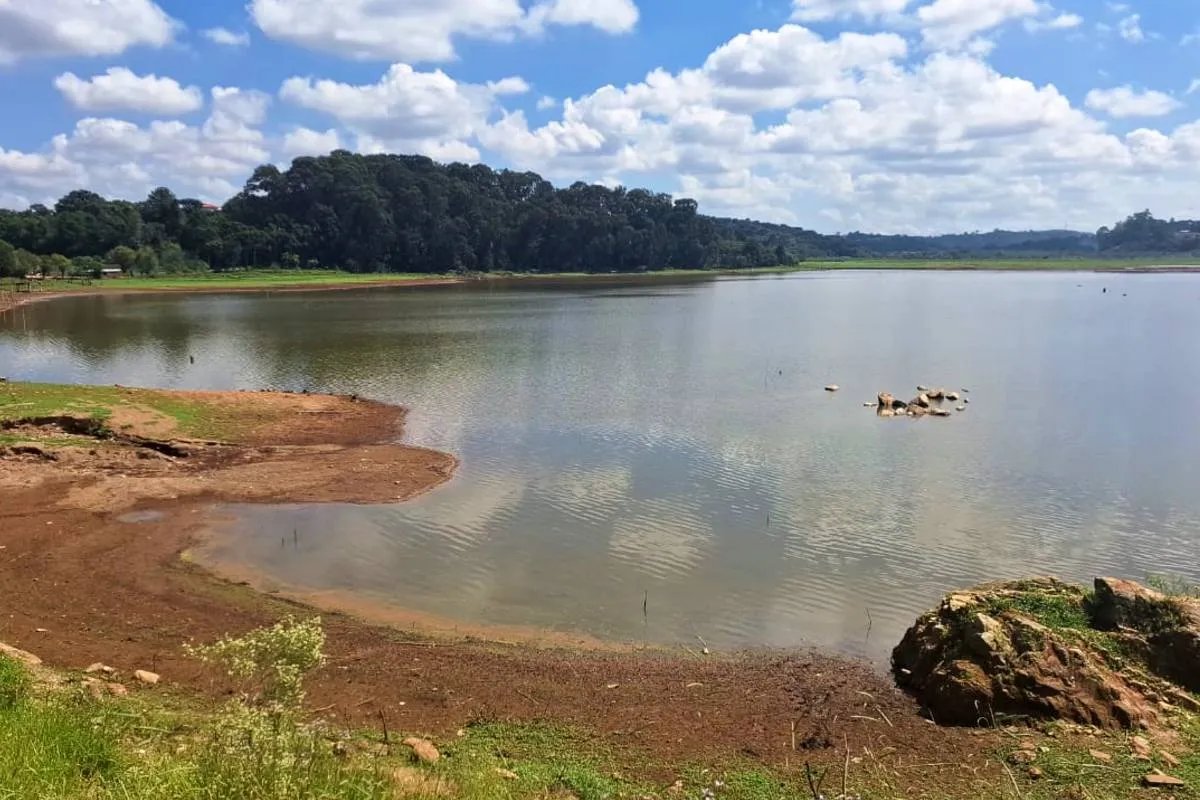 Imagem mostra a Represa do Passaúna, na região de Curitiba, com baixo nível.