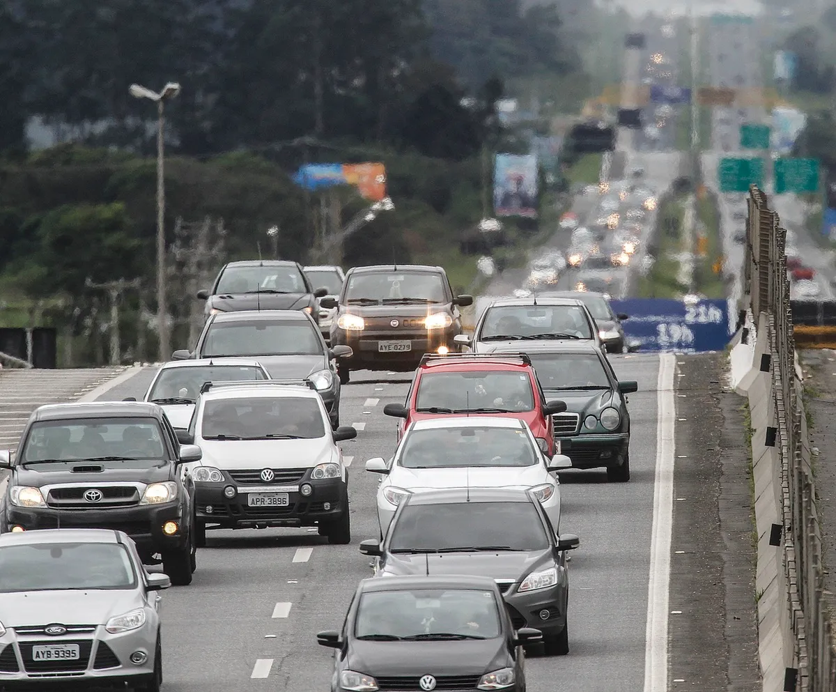 Imagem mostra carros em uma rodovia.