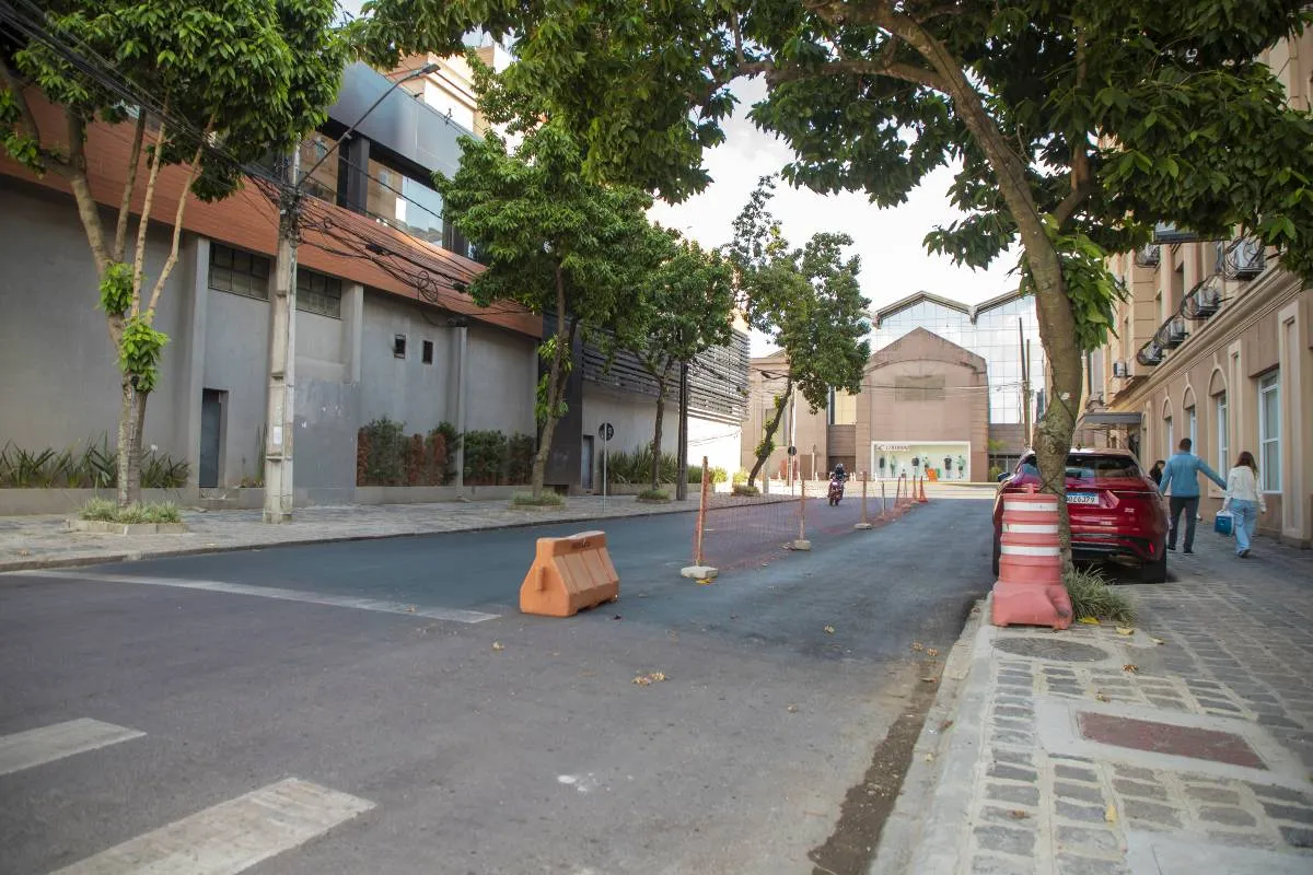 Imagem mostra um trecho de uma rua de Curitiba com bloqueios e fitas indicando nova direção.