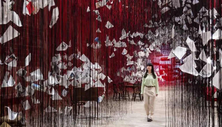Imagem mostra a artista Chiharu Shiota.