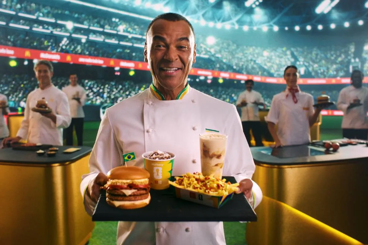 Imagem mostra o craque Cafu segurando uma bandeja com sanduiches do McDonald´s