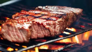 Imagem mostra uma carne recém assada na churras