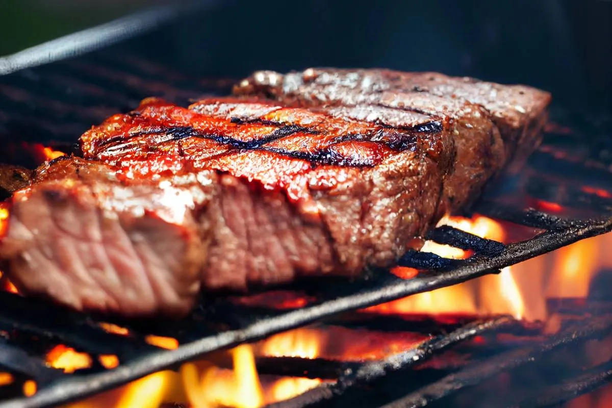 Imagem mostra uma carne recém assada na churras