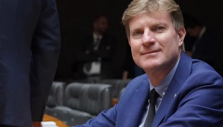 Deputado federal muda de partido quatro vezes e mira vaga como vice no Paraná