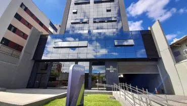 Imagem mostra a fachada de um prédio da Agepar, em Curitiba.