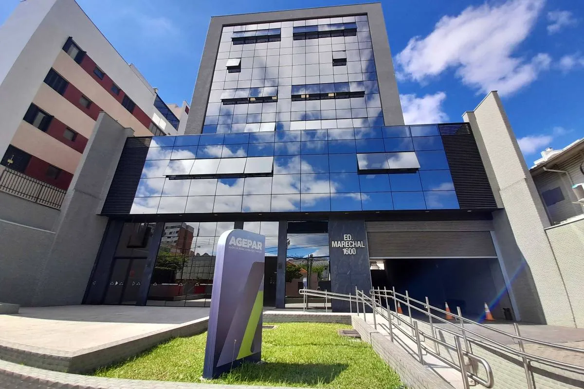 Imagem mostra a fachada de um prédio da Agepar, em Curitiba.