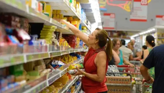 Cesta básica sobe em Curitiba e já consome metade do salário mínimo em março