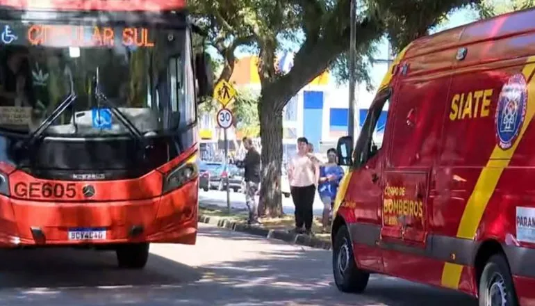 Jovem morre após ser atropelado por ônibus em canaleta de Curitiba