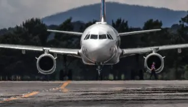 Imagem mostra um avião na pista de decolagem do Aeroporto Afonso Pena.