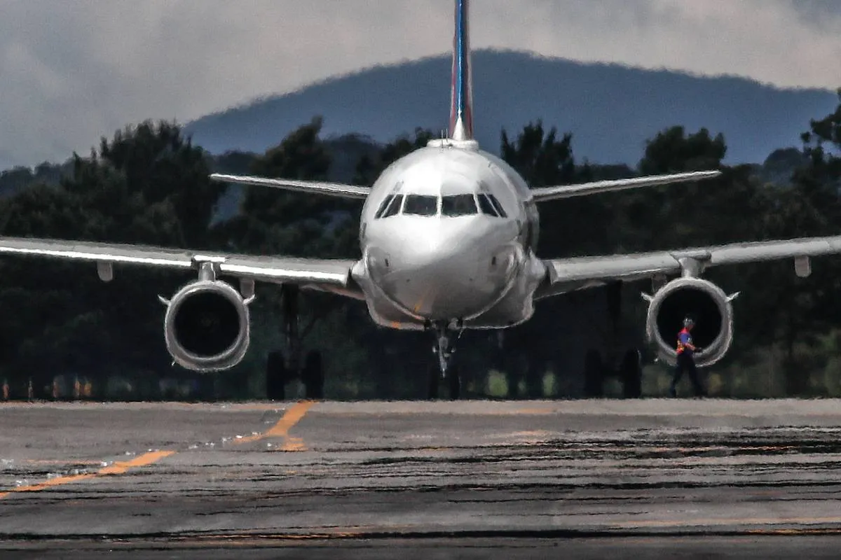 Imagem mostra um avião na pista de decolagem do Aeroporto Afonso Pena.
