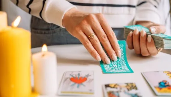 Tarot do dia: previsão para os 12 signos em 10/04/2026