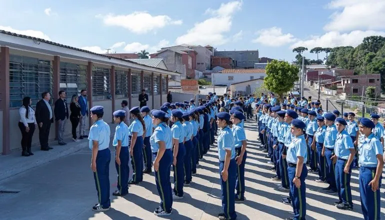 Fila por vagas em Colégios Cívico Militares passa de 20 mil no Paraná 