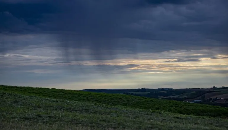 Tempestade avança para o Paraná e traz onda de frio para o Sul