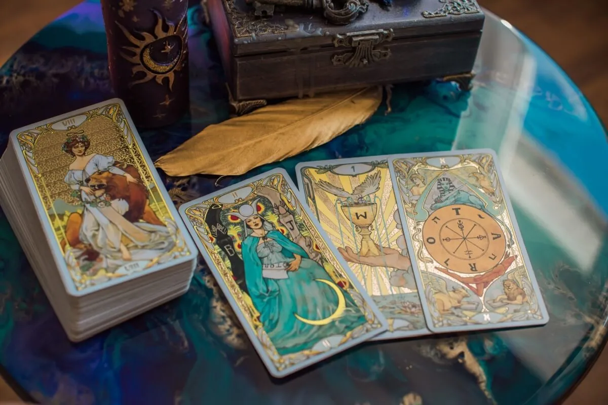 Tarot do dia: previsão para os 12 signos em 11/04/2026 | Tribuna do Paraná