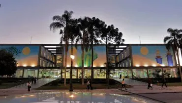 Imagem mostra a fachada do Palácio 29 de Março, sede da prefeitura de Curtiba.