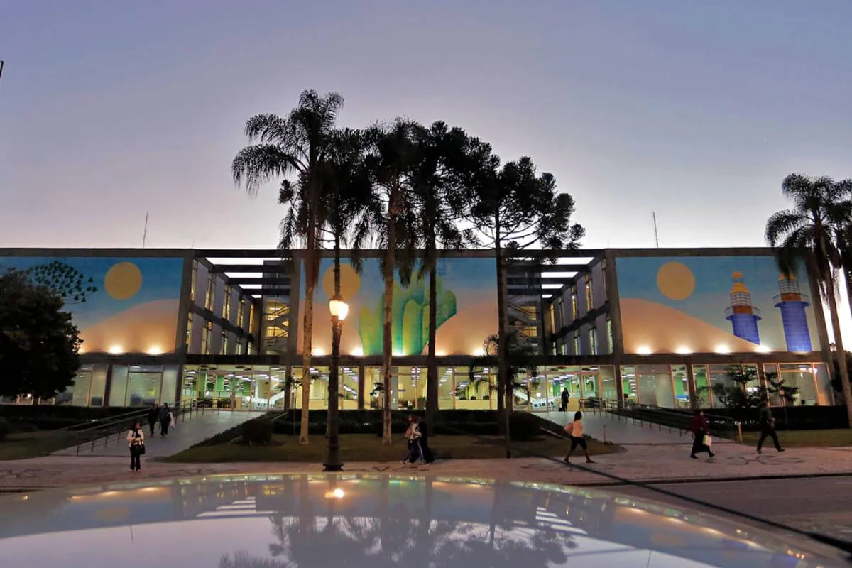 Imagem mostra a fachada do Palácio 29 de Março, sede da prefeitura de Curtiba.