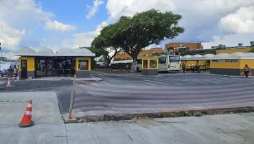 Imagem mostra um terminal de ônibus de Curitiba.