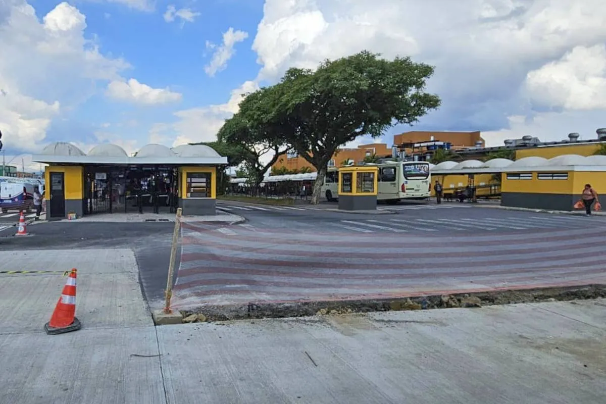 Imagem mostra um terminal de ônibus de Curitiba.