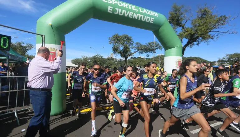 Corrida infantil reúne 1,5 mil crianças no Parque Barigui