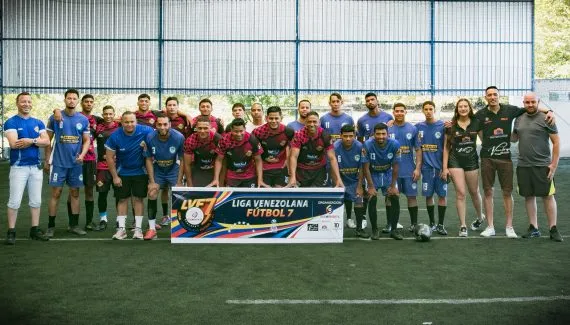 Futebol ajuda imigrantes venezuelanos a reconstruir vínculos em Curitiba