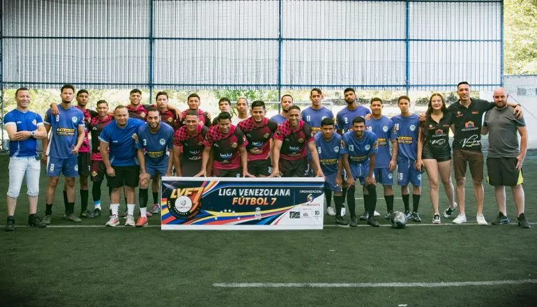 Futebol ajuda imigrantes venezuelanos a reconstruir vínculos em Curitiba