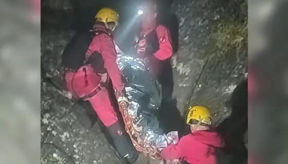 Mulher cai do Morro do Anhangava e sofre múltiplas fraturas