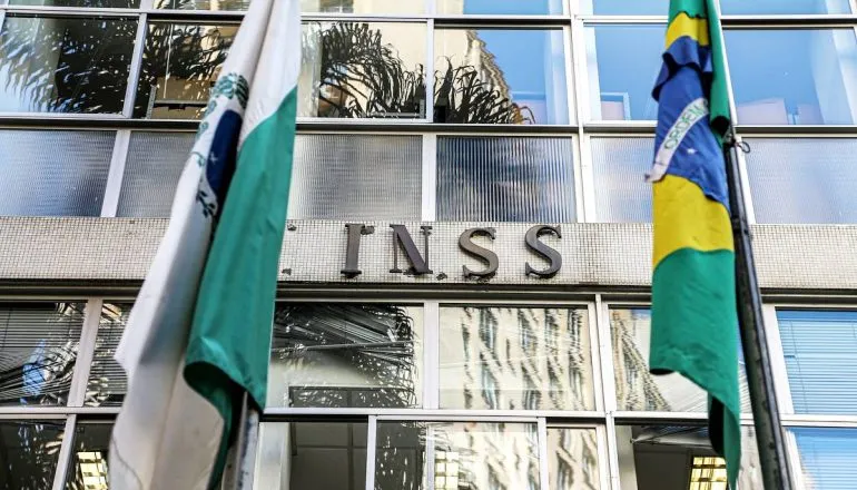 Filhos de vítimas de feminicídio possuem direito a pensão do INSS