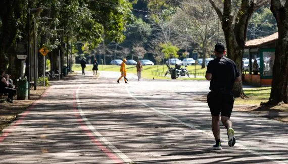 Curitiba tem sexta-feira com sol entre nuvens e temperatura chegando aos 24 graus