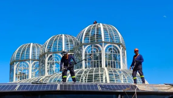Limpeza de placas fotovoltaicas aumenta geração de energia na Pirâmide Solar e na galeria do Botânico